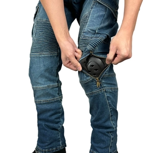 Details zu verstellbaren Knieprotektoren in blauen Motorradjeans mit Akkordeon-Stretch