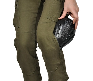 Detalle de pantalones de moto verde militar con rodillera desmontable de nido de abeja