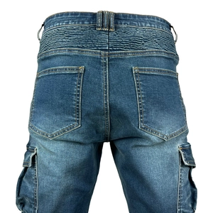 Detailansicht der Motorradjeans mit Stretch-Einsätzen und seitlichen Cargo-Taschen