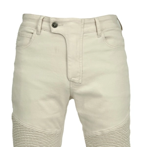 Détail du pantalon de moto nervuré avec bouton logo en métal et tissu sergé beige uni