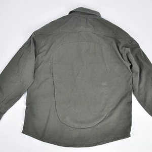 Vue détaillée du dos d'une chemise moto olive avec empiècement ovale renforcé et coutures