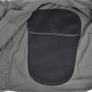 Détail de la poche intérieure en filet et de l'étiquette de taille de la veste