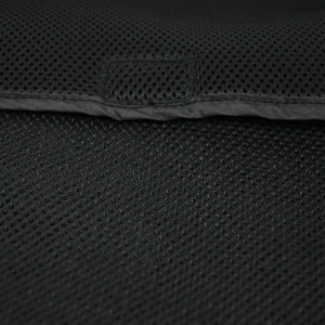 Gros plan sur le tissu en maille respirante noire avec détails de couture renforcés