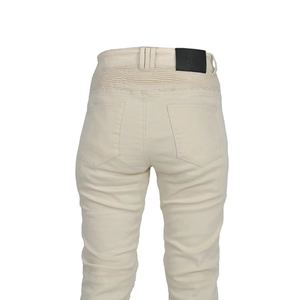 Detailansicht der cremefarbenen Bikerjeans mit elastischen Falten und Leder-Logo-Patch