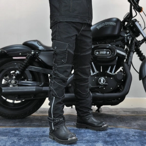 Détail du pantalon cargo moto imperméable avec protections genoux et surpiqûres blanches