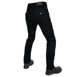 Dettaglio dei jeans neri da moto con rinforzi sulle ginocchia e vita elasticizzata