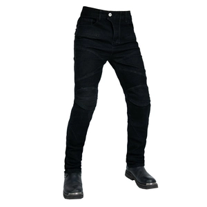Dettaglio delle ginocchiere rinforzate e costine elastiche sui jeans da moto neri