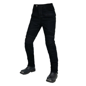Dettaglio dei jeans da moto neri con ginocchia a pieghe e tessuto protettivo