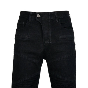 Dettaglio dei jeans neri da moto con pannelli a coste e bottoni in metallo classici