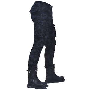 Dettaglio dei pantaloni mimetici scuri con stivali da moto e tasche laterali cargo
