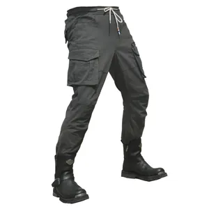 Dettaglio dei pantaloni cargo con tasche laterali a patta e vita elastica con coulisse