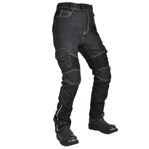 Détail du pantalon de moto imperméable avec coutures blanches contrastées et panneaux extensibles