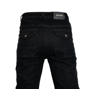 Dettaglio posteriore dei jeans da moto neri con patch logo in pelle e vita elastica