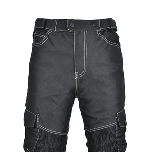 Détail de la taille réglable et des coutures blanches sur le pantalon moto cargo