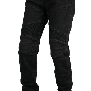 Dettaglio delle ginocchia a fisarmonica su jeans da moto neri per una migliore flessibilità