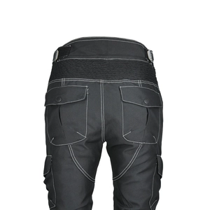 Détail du pantalon de moto avec surpiqûres blanches et panneaux élastiques à la taille