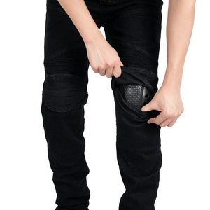 Dettaglio dei jeans da moto con protezioni per le ginocchia rimovibili e pannelli a fisarmonica