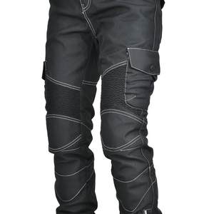 Détail du pantalon de moto avec coutures contrastées blanches et panneaux aux genoux