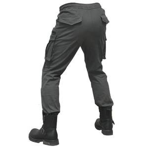 Dettaglio dei pantaloni cargo da moto grigio scuro con ampie tasche laterali e ginocchia