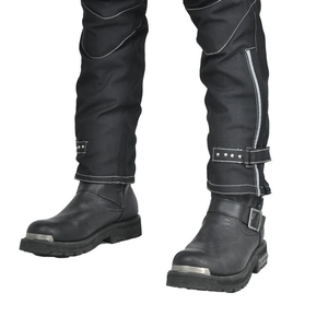 Détail du pantalon cargo moto étanche avec bandes réfléchissantes et bottes de moto