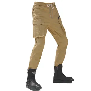 Dettaglio dei pantaloni cargo moto kaki con vita elastica a coulisse e tasche laterali zip