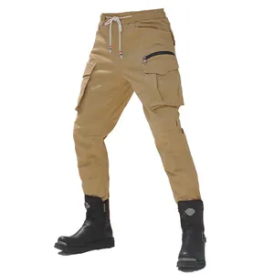 Dettaglio dei pantaloni cargo da moto kaki con multitasche e vita elastica con coulisse