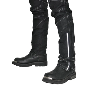 Détail de bottes de moto avec protections métalliques et bandes réfléchissantes sur jambe