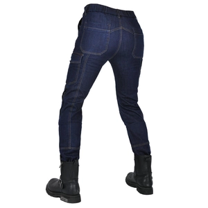 Détail du pantalon cargo de moto avec poche latérale et coutures renforcées