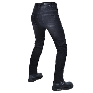 Détail de jean de moto extensible noir avec plis élastiques et poches arrière