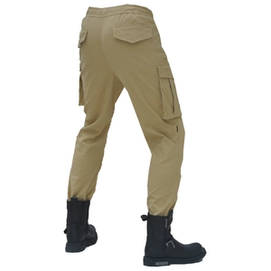 Vista posteriore dei pantaloni cargo moto kaki da uomo con design multitasche e twill fisso