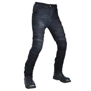 Détails de jean moto en denim lourd avec panneaux extensibles en accordéon aux genoux