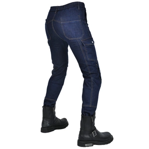 Détails des poches cargo et coutures renforcées sur jean moto bleu pour homme