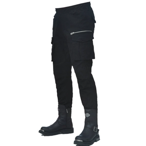 Dettaglio dei pantaloni cargo da moto neri con multitasche e cerniere in metallo