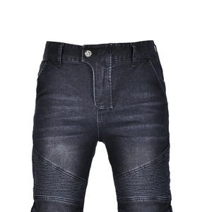 Détail du jean de moto gris foncé délavé avec empiècements côtelés et bouton métallique