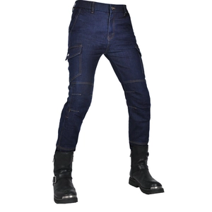 Détail du jean de moto cargo bleu foncé avec coutures renforcées et poches utilitaires