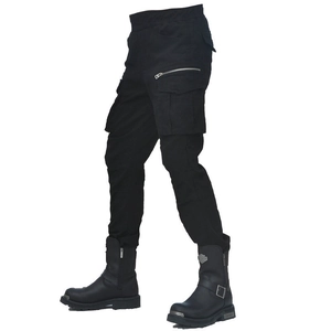 Dettaglio dei pantaloni cargo da moto neri con tasche laterali a zip e stile outdoor