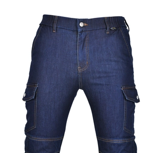 Détail du tissu denim Cordura résistant à l'abrasion avec surpiqûres jaunes sur le pantalon
