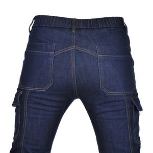 Vue arrière du pantalon cargo de moto bleu foncé avec coutures orange et taille élastiquée