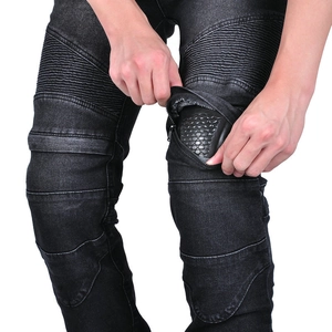 Détail du jean de moto avec protections de genoux CE et panneaux extensibles flexibles