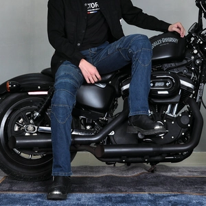 Détail du jean de moto bleu foncé avec panneaux stretch en accordéon aux genoux