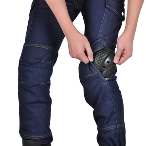 Insertion de protections de genoux dans les poches du jean cargo de moto bleu marine
