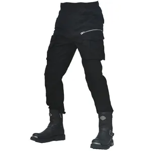 Dettaglio dei pantaloni cargo da moto neri con multitasche e cerniere in metallo