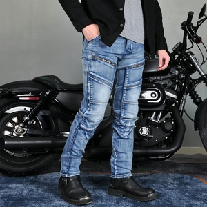 Detailansicht der Motorradjeans mit gerippten Knien und Metallreißverschlüssen auf Cruiser
