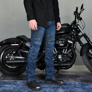 Détail du jean de moto bleu avec panneaux extensibles aux genoux pour plus de confort