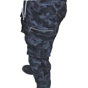Dettaglio dei pantaloni cargo da moto con mimetica grigia e zip sulle tasche laterali