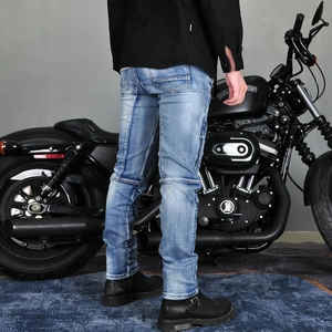 Rückansicht der Motorradjeans für Herren mit Akkordeonfalten an den Knien