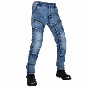Detail der hellblauen Motorradjeans mit Reißverschlusstaschen und Akkordeon-Stretcheinsätzen