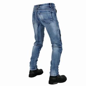 Details der Motorradjeans mit Akkordeon-Stretcheinsätzen und blauer Denim-Waschung