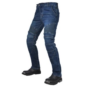 Détail des panneaux extensibles en accordéon aux genoux du jean de moto bleu denim