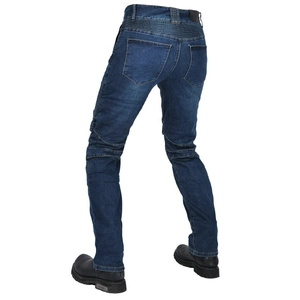 Détail du jean moto bleu foncé avec plis élastiques et texture de denim délavé vintage